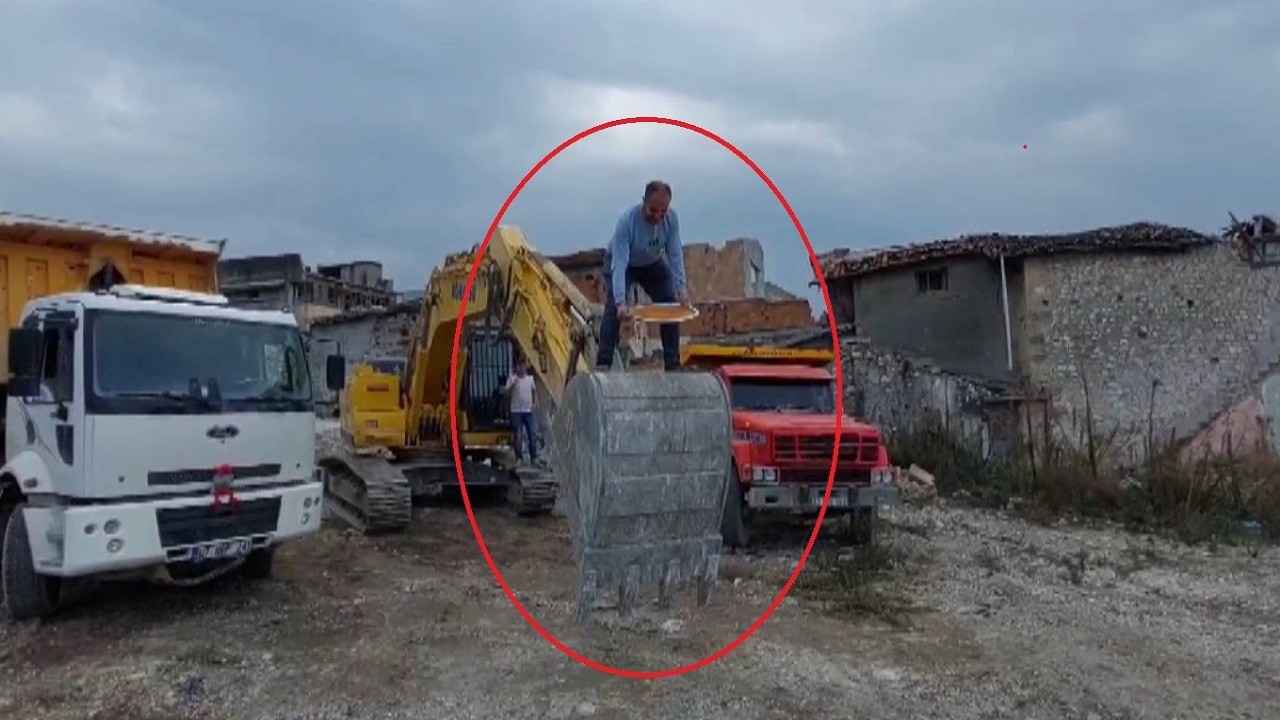 Herkes bu görüntüleri konuşuyor! Kepçe operatörü künefeye takla attırdı