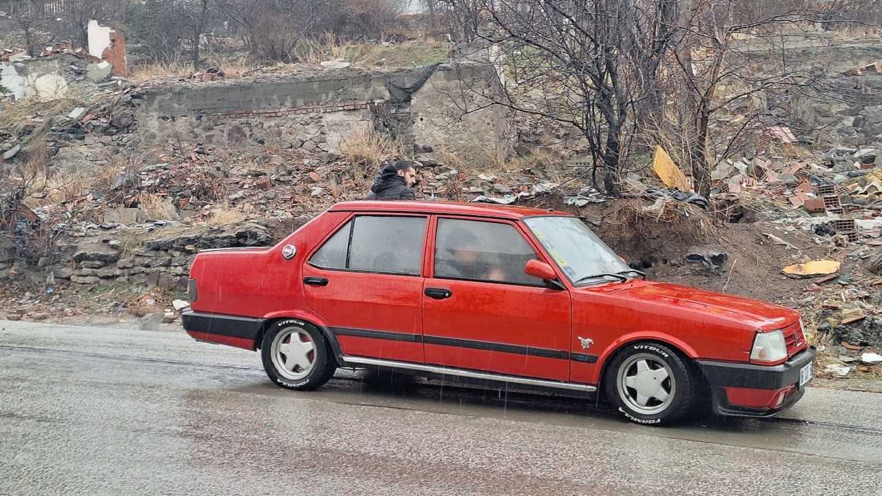 Herkes bu olayı konuşuyor! Gizemli olay otomobil kendi kendine yokuş yukarı gitti