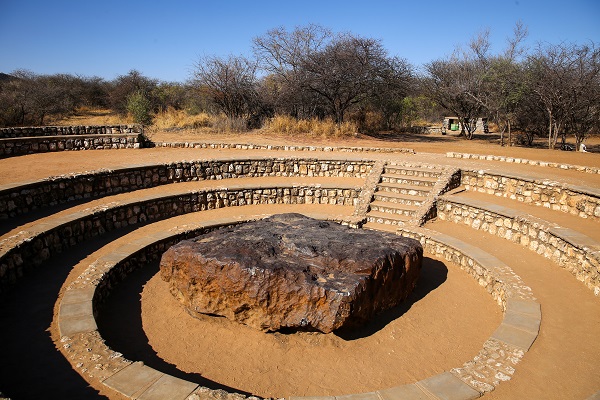 Herkes bu taşı görmeye gidiyor! Uzaydan dünyaya düştü tam 60 ton ağırlığında