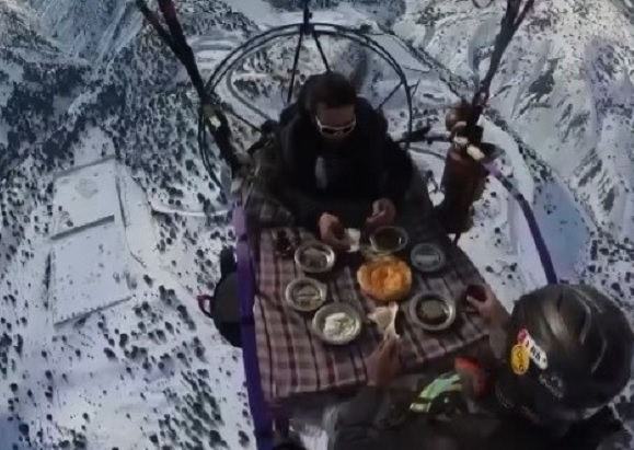 Herkes bu videoyu konuşuyor! Çılgın paraşütçünün yaptığı 'Yok artık' dedirtti