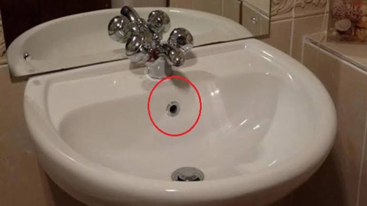 Herkes bunu merak ediyordu! Her lavaboda bulunan o deliklerin sırrı ortaya çıktı! Meğer günlük hayatımızın gizli kahramanıymış