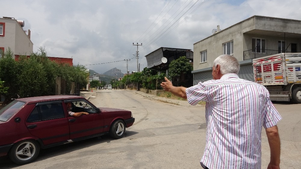 Herkes deli sanıyor ama o mahallenin trafik akışını sağlıyor 