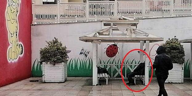 Herkes dinleniyor sandı... Çocuk parkında feci olay!