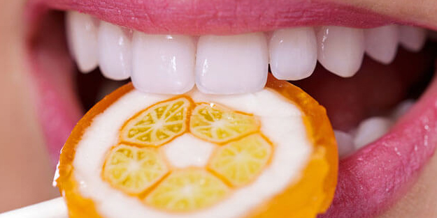 Herkes diş beyazlatıyor diye biliyor! Oysa o 2'li dişe çok zarar verebilir!