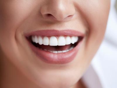 Herkes dişlerini beyazlatmak için kullanıyor! Ancak bedeli çok ağır! Hayır, diş macunu değil! Sakın böyle kullanmayın