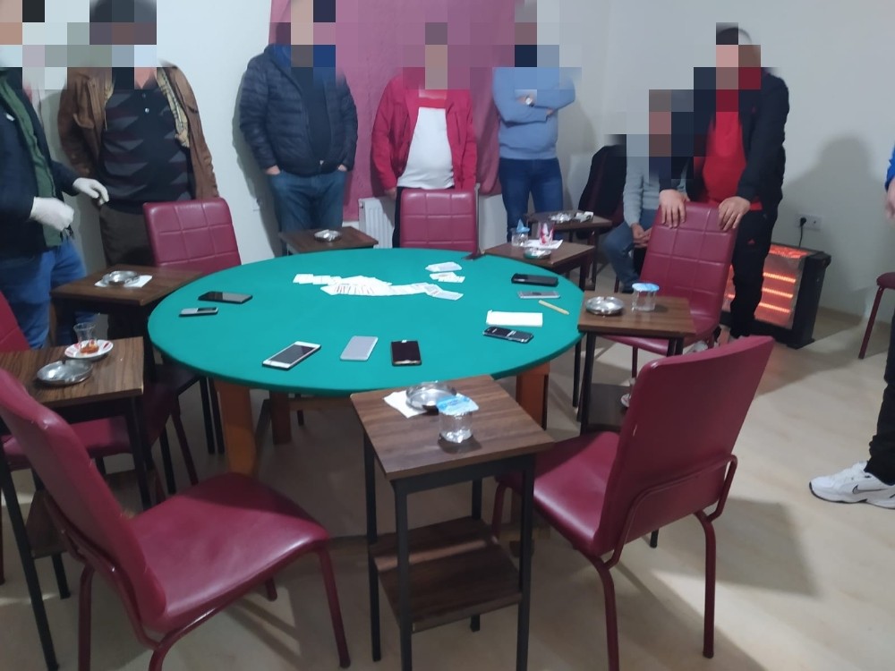 Herkes eve onlar kumara koştu, jandarmanın kumar baskını kamerada 