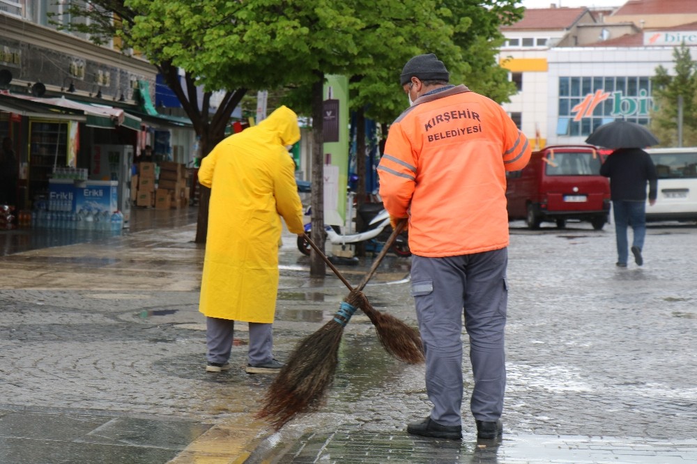 Herkes evinde, onlar evde kalanlar için mesaide 