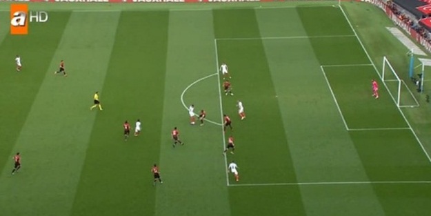 Herkes gördü ama Türk hakem göremedi!