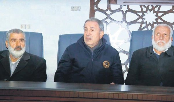 Herkes merak etmişti! Hulusi Akar'ın yanında oturan sakallı insanlar bakın kim çıktı