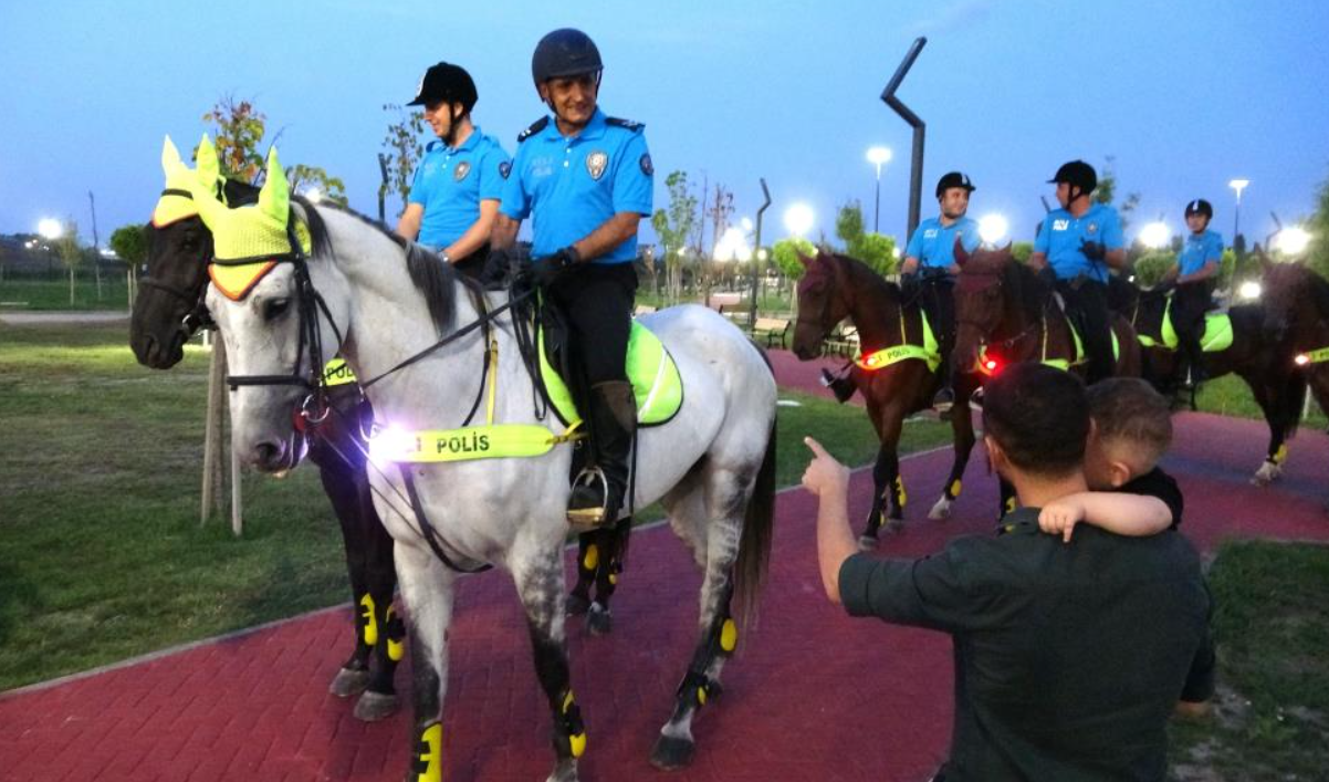 Herkes meraklı gözlerle izledi! Kütahya'da atlı polis devriyesi