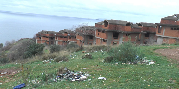 Herkes o sorunun cevabını merak ediyor: Kendi haline terk edilmiş denize nazır villaların sırrı!