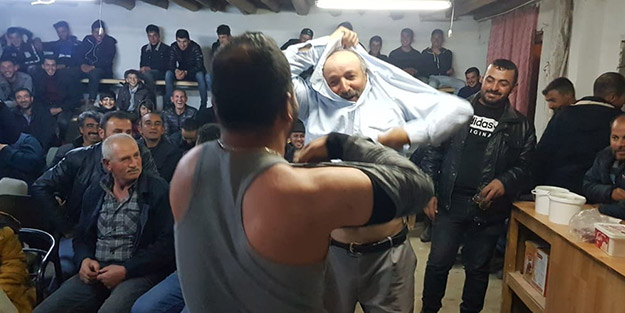 Herkes ona gülerken o üzülüyor