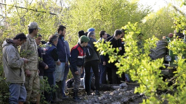 Herkes oraya odaklandı! Su üstünde yatan biri...