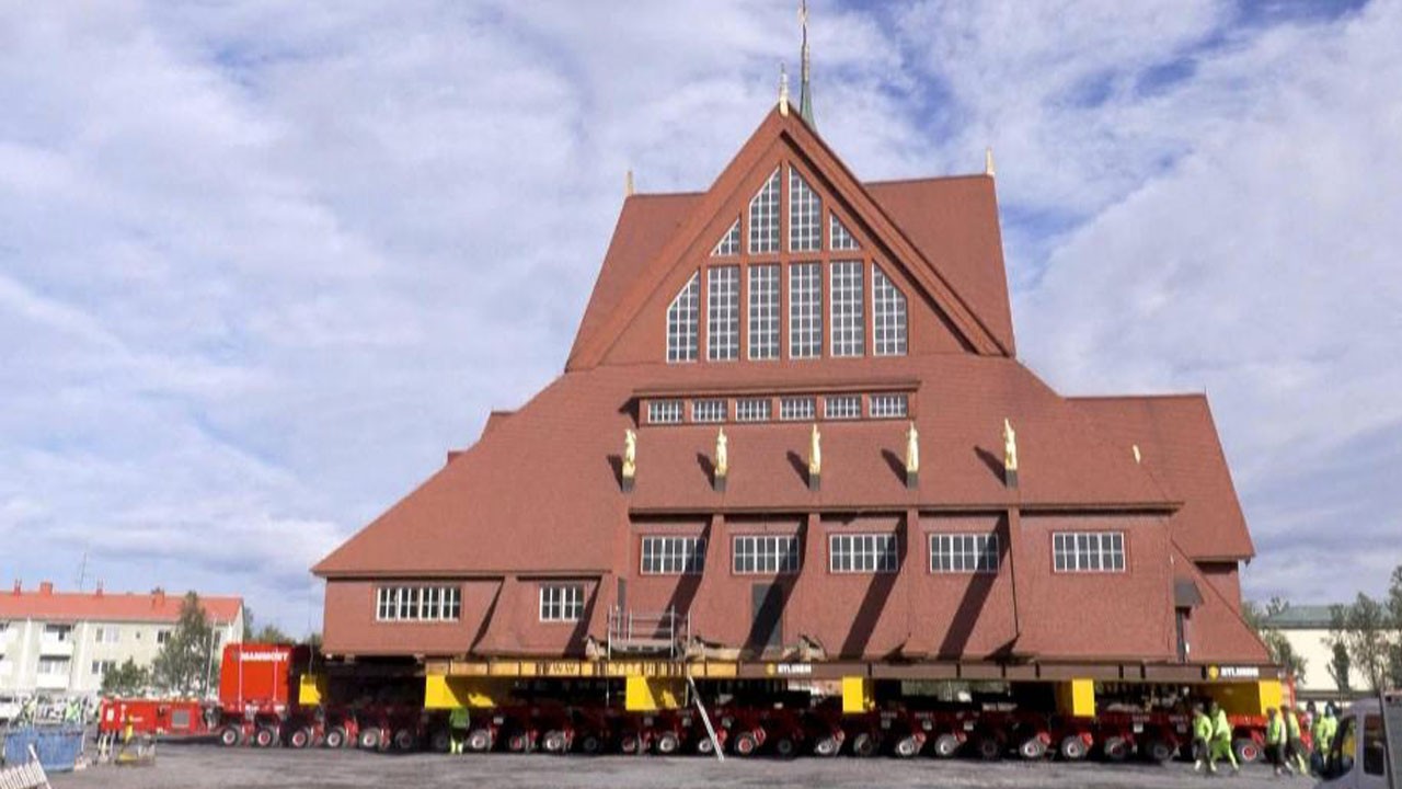 Herkes şaşırdı! 113 yıllık bina tekerlekler üzerinde 5 kilometre yol aldı