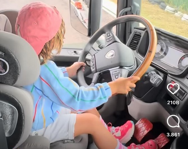 Herkes şaşkın! 4 yaşında tır kullandı