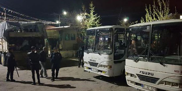 Herkes şaştı kaldı! Kamyonun kasasından çok sayıda göçmen çıktı