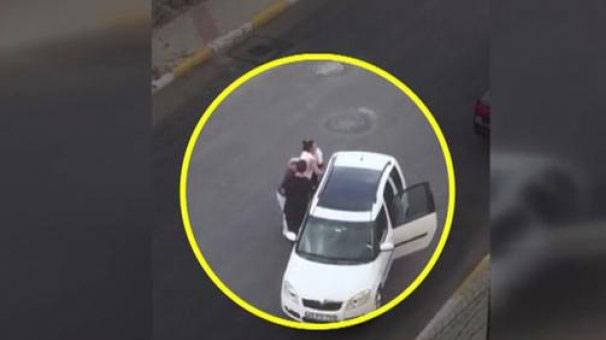 Herkes sadece seyretti! Bir tek o kadın koşarak gelip… İşte cesaret!