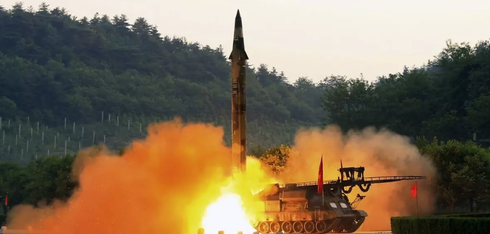 Herkes tedirgin! Balistik füze fırlatıldı