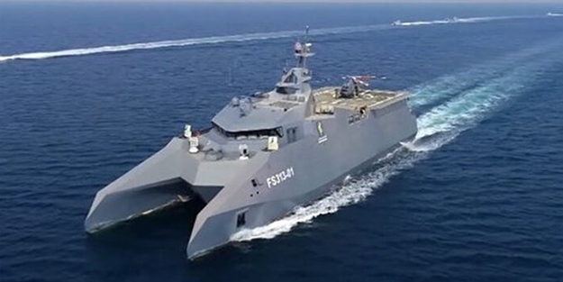 Herkes tedirgin! İran yeni savaş gemisini dünyaya tanıttı