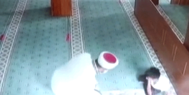 Herkesi gülümseten anlar! İmama yapmadıkları şey kalmadı