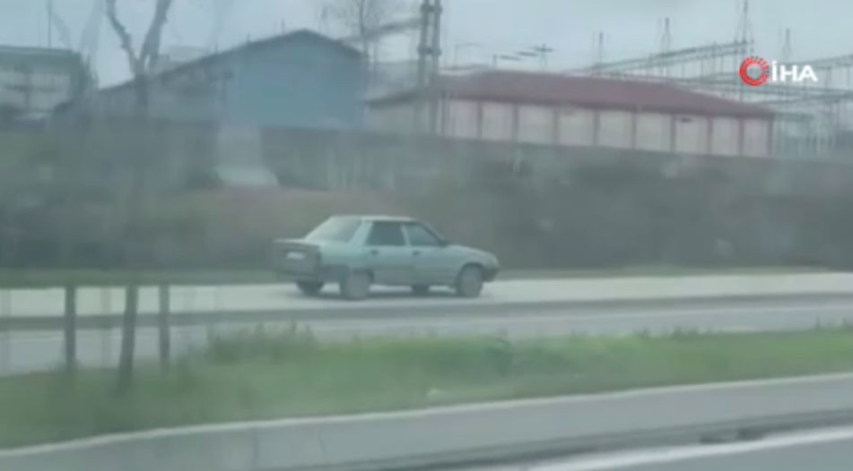 Herkesi şok etti! Kaldırımda son sürat araba sürdü