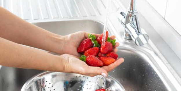 Herkesin buzdolabında mutlaka vardır! Yemeden önce dikkat: Çileği sakın böyle yemeyin! Karaciğere zararını kimse bilmiyor