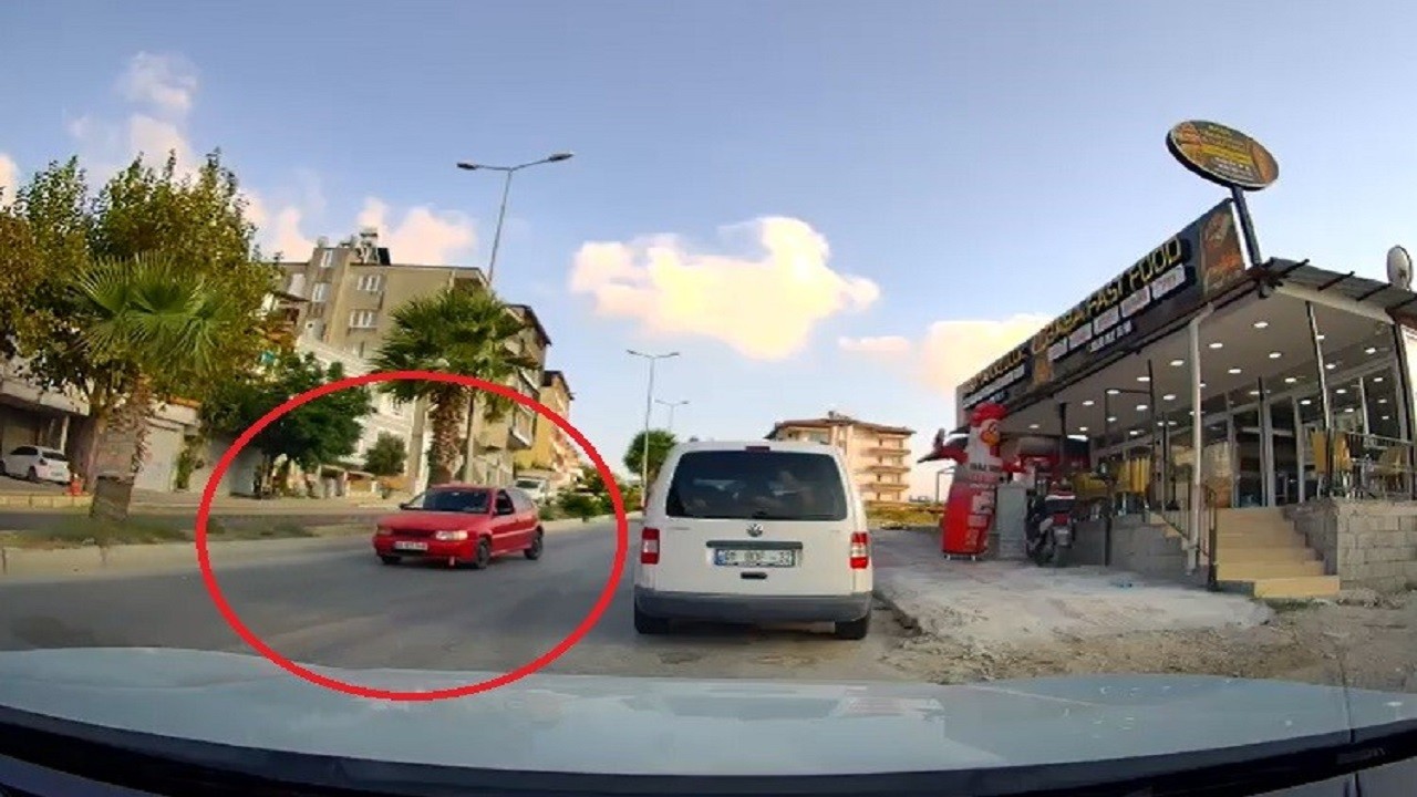 Herkesin canını tehlikeye attı! Herkes düz giderken bakın o nasıl gitti