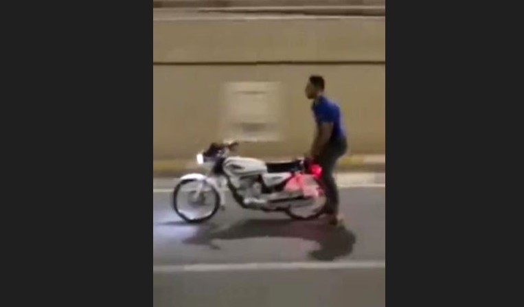Herkesin canını tehlikeye attı! Motosikletin üzerinde akrobatik hareketler yapan şahsa ceza yağdı