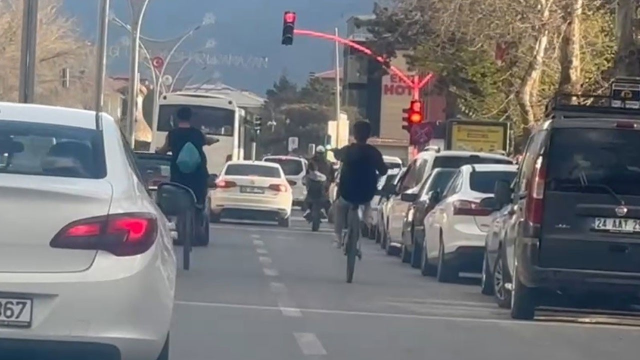 Herkesin canını tehlikeye attılar! Bisikletli gençlerden trafikte akrobasi