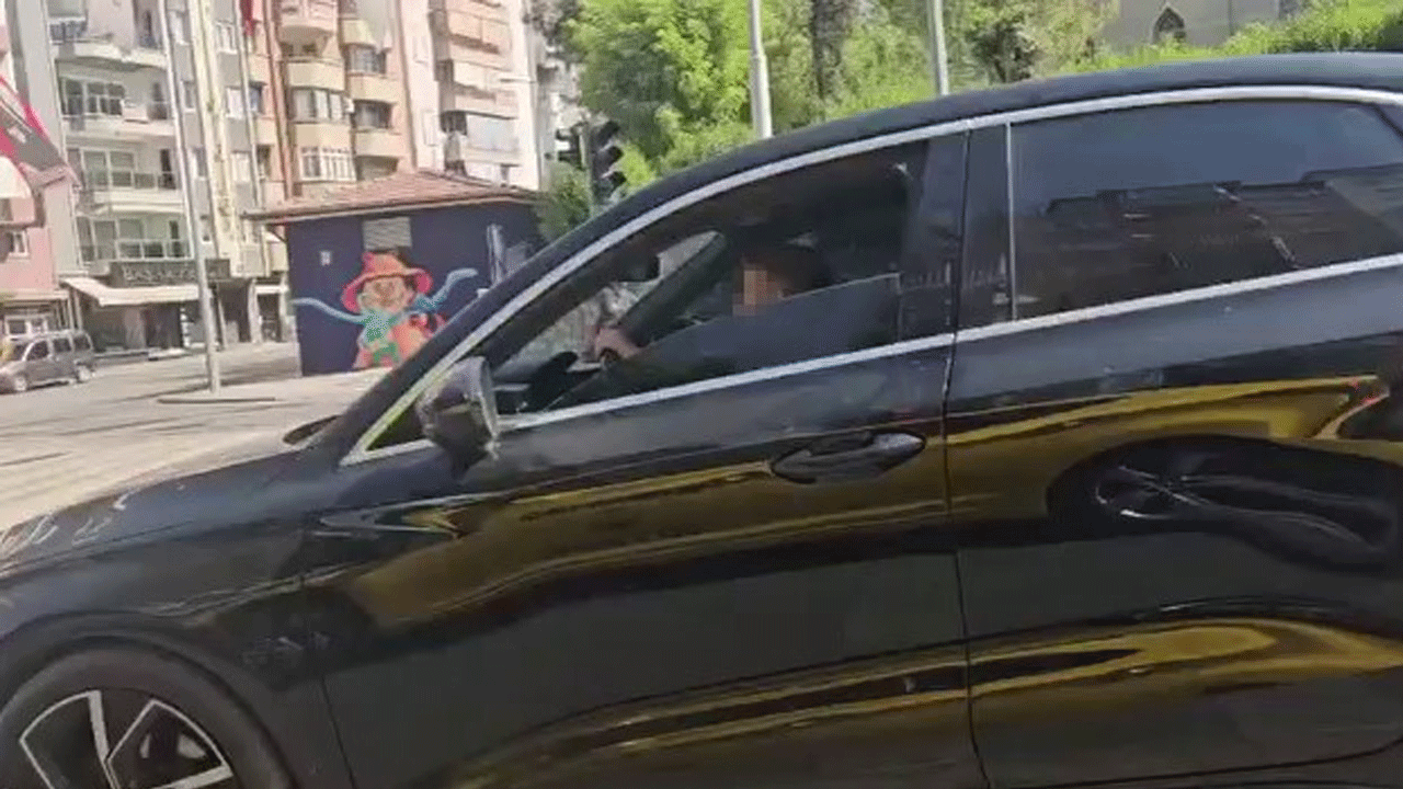 Herkesin canını tehlikeye attılar! Küçük çocuğa trafikte araba kullandırdılar