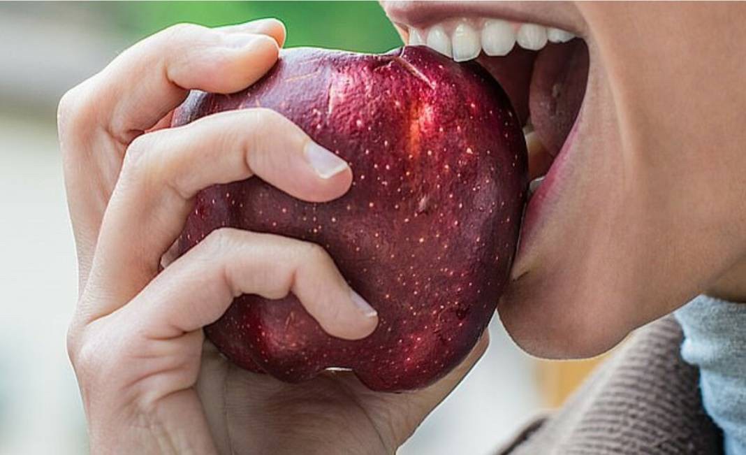 Herkesin evinde üçer beşer kilo var, ama kimse o gerçeği bilmiyor! Elmayı asla böyle yemeyin! Sonucu felaket olabilir