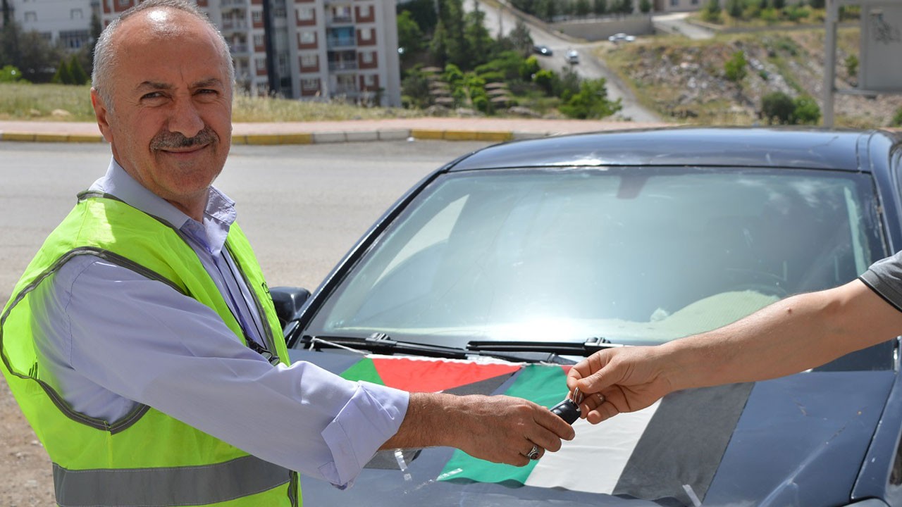 Herkesin gönlünü kazandı! Gazze için otomobilini bağışladı