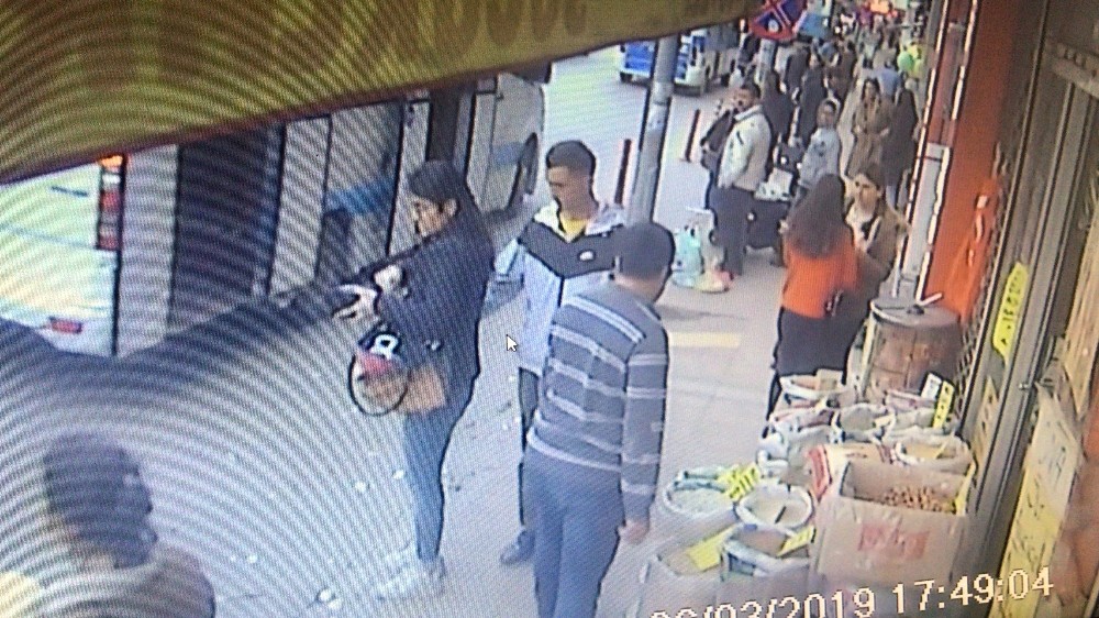 Herkesin gözü önünde kadının cebinden telefonu aldı 