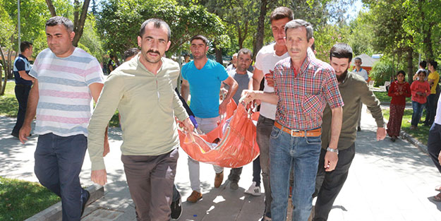 Herkesin gözü önünde, parkta silahlı bıçaklı kavga! Yaralılar var
