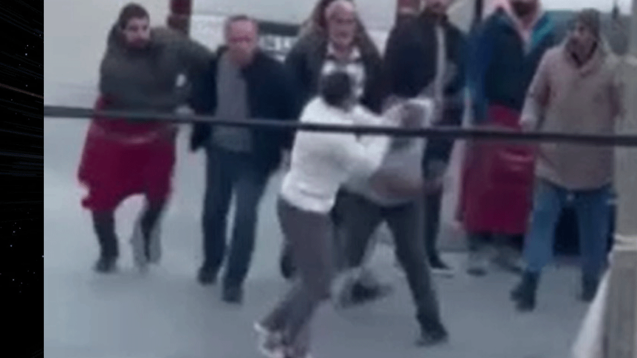 Herkesin gözü önünde tornavidayı sapladı! Korkunç anlar kaydedildi!