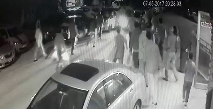 Herkesin önünde kız kaçırdı