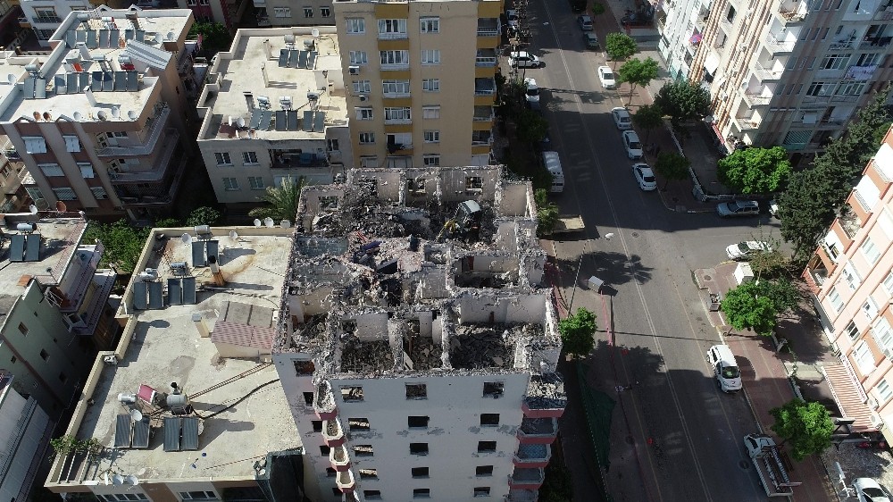 Herkesin terk ettiği 7 katlı binanın çatısına ekmek parası için çıktı 