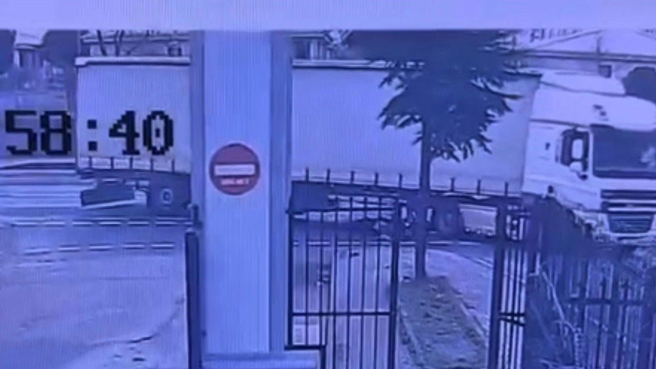 Herkesin yüreği ağzına geldi! Tırın altından burnu bile kanamadan çıktı