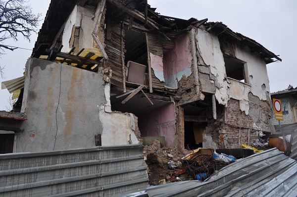 Herkesin yüreği ağzında! Tarihi bina tehlike saçıyor