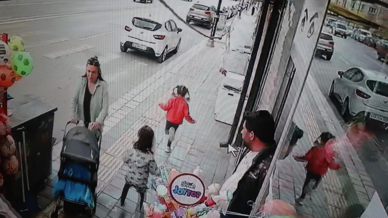 Herkesin yüzü güldü! Bu sokaktan geçenler çocukluğuna dönüyor