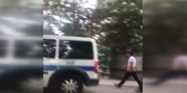'Hero' tişörtü giyen öğrencinin açıklaması şok etti