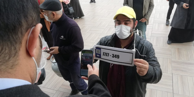 HES kodunu plakaya bastırıp boynuna astı! Ortaya ilginç görüntüler çıktı