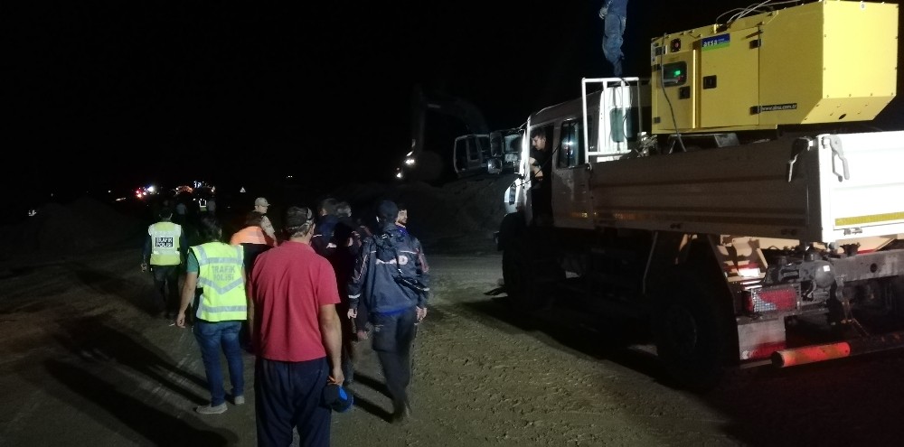 HES santralindeki su kanalı patladı, uzun araç konvoyu oluştu 
