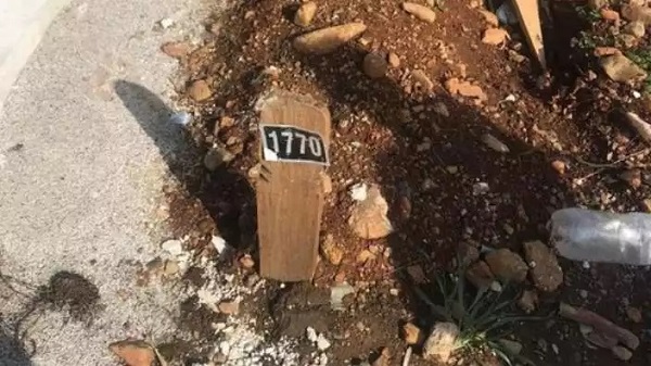 Hesabına para gelmeye devam ediyor! Kimsesizler mezarlığında bir milyoner