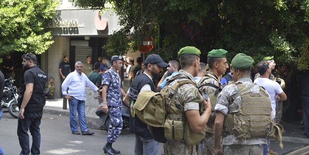 Hesabındaki parayı çekemedi, çalışanları rehin aldı! O ülkede sıcak dakikalar