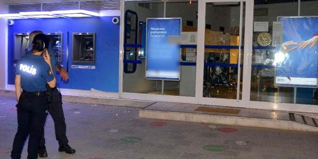 Hesap kartını ATM cihazına kaptıran Adanalı banka camını kırdı