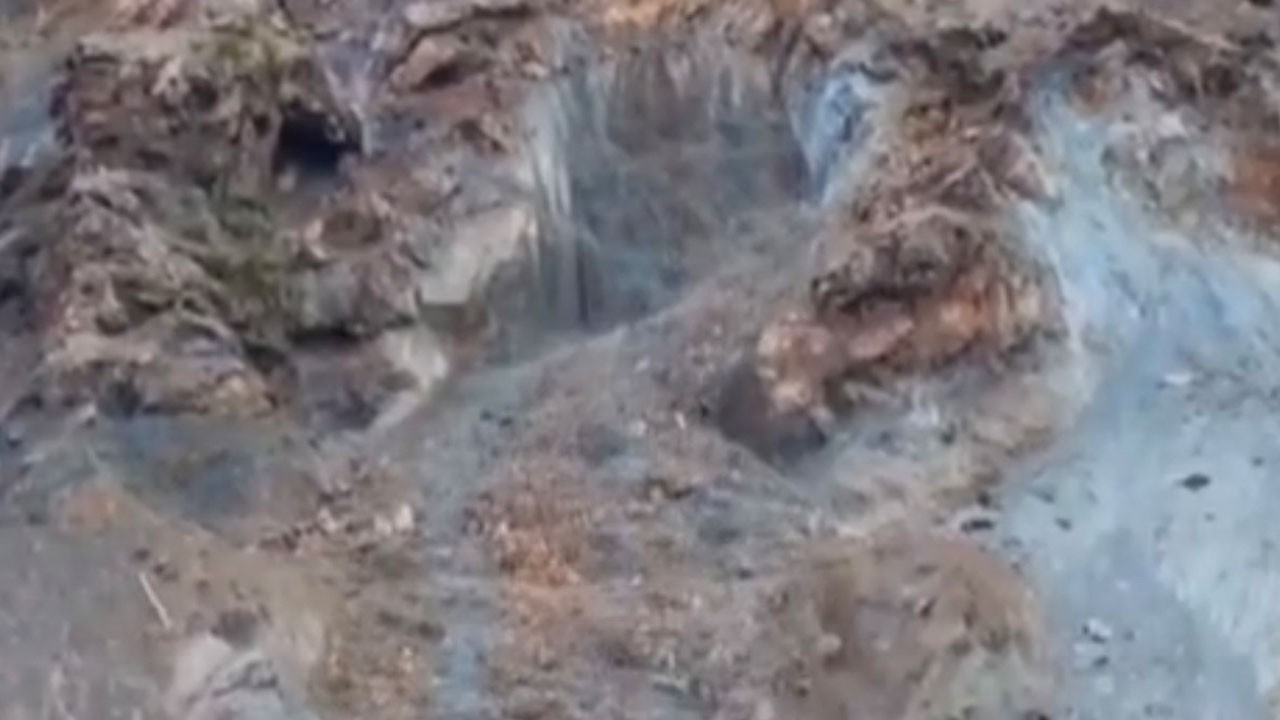 Heyelan anı böyle kaydedildi! Tonlarca toprak yola aktı