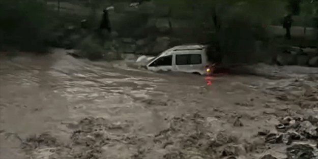 Heyelan aracı Tortum çayına sürükledi! Anne öldü, çocuğu kayıp