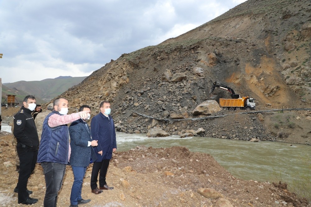 Heyelan düşen kara yolunda çalışmalar devam ediyor 