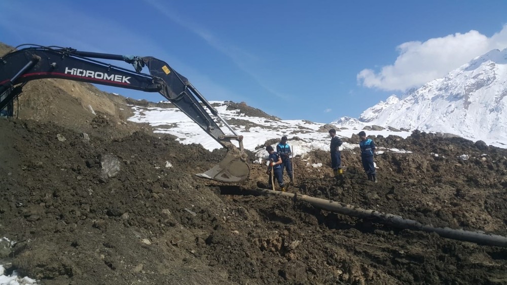 Heyelan içme suyu şebek hattına zarar verdi 